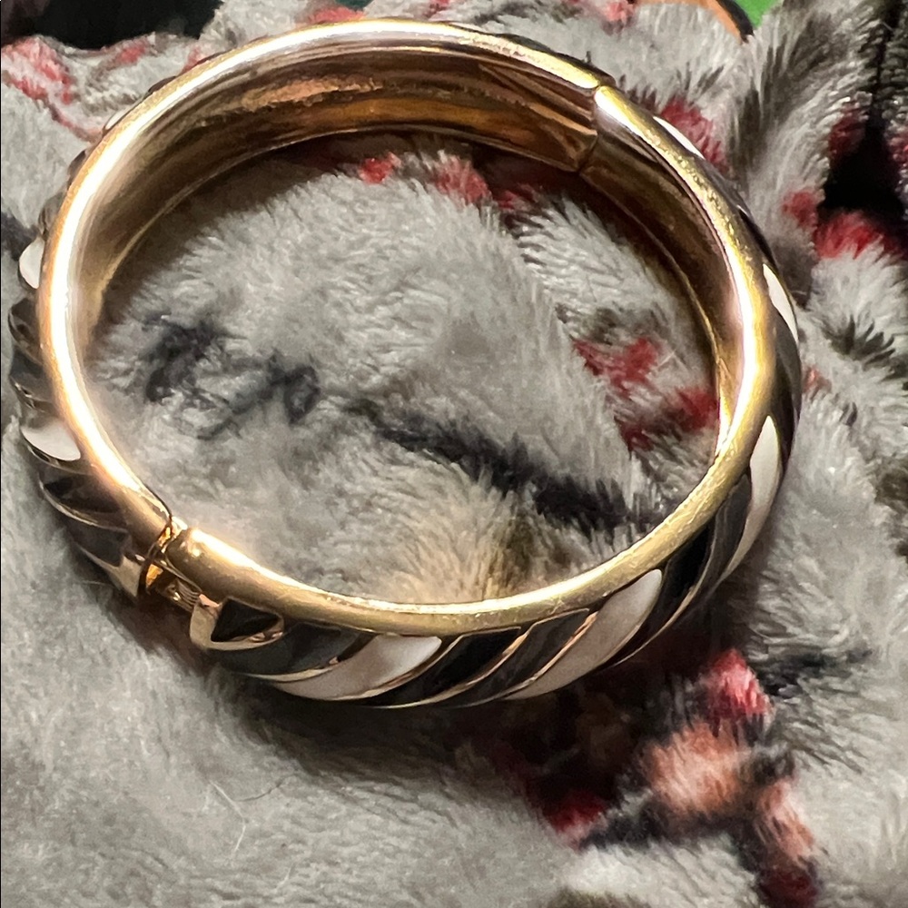 NWOT Elegant Gray,Black, White, Gold Striped Hinged Bangle Bracelet